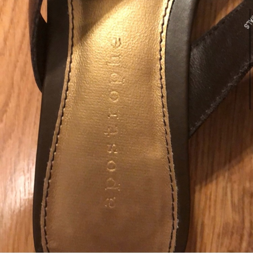 Apostrophe ~ Sandals - Picture 2 of 4